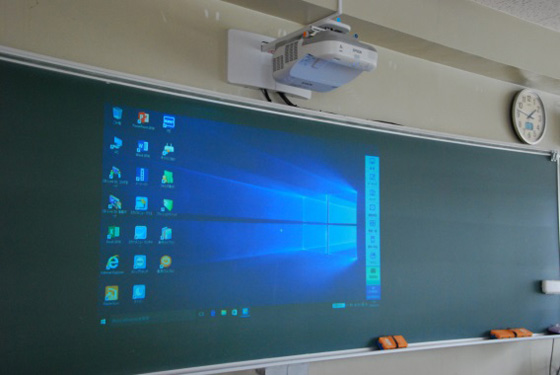 教室用電子黒板(短焦点型プロジェクタ)