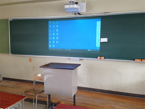 教室用電子黒板（短焦点型プロジェクタ）