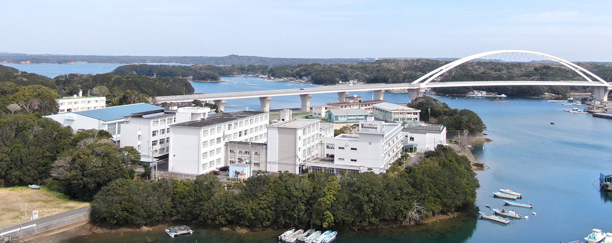 三重県立水産高等学校 校舎と海