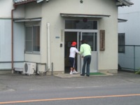 加佐登駐在所へ手紙を渡しに行っている写真