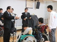 表彰式を行っている写真