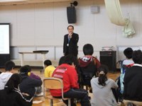 校長先生のお話を聞いている写真