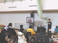 児童生徒会が司会をしている写真
