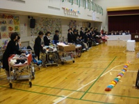 卒業生が並んでいる写真