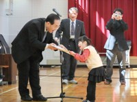 表彰式をしている写真