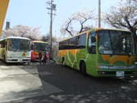 下校時、発車待ちをしているスクールバスの写真